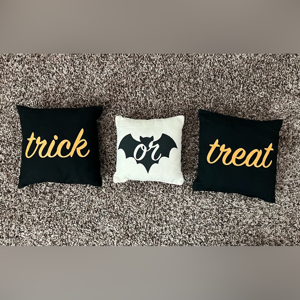 Set of three mini pillows - Trick or Treat?!?! 🎃